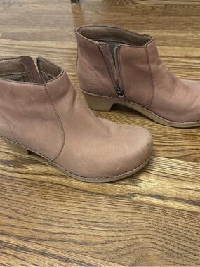 Dansko Maria ankle boot in mauve. Size 37